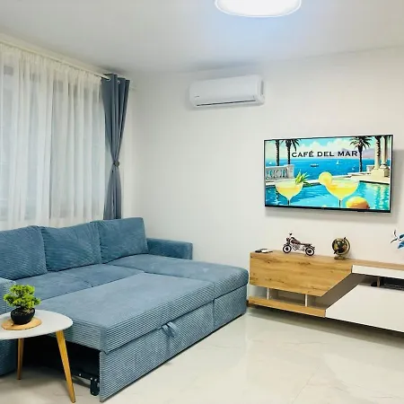 Sea Breeze Apartment *